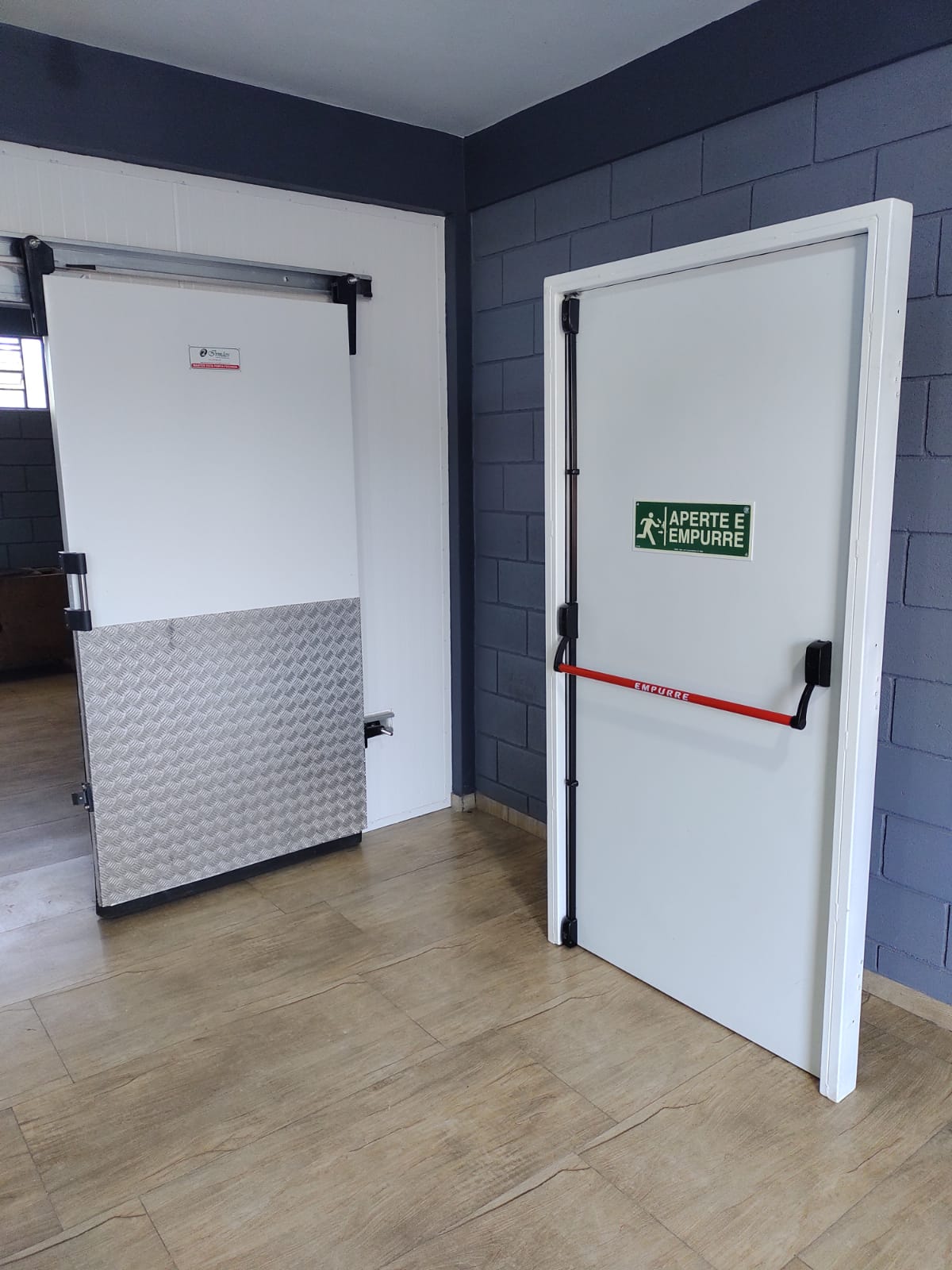 Porta saída de emergência com barra antipanico