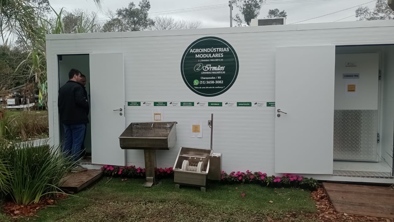 Agroindústria Modulara Dois Irmãos em isopainel exposto na expointer 2025 no espaço da EMATER