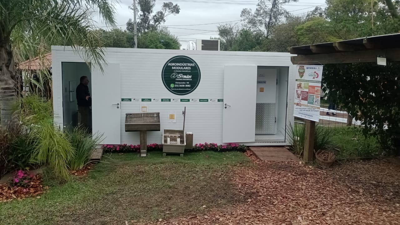 Agroindústria Modulara Dois Irmãos em isopainel exposto na expointer 2025 no espaço da EMATER RS - ASCAR